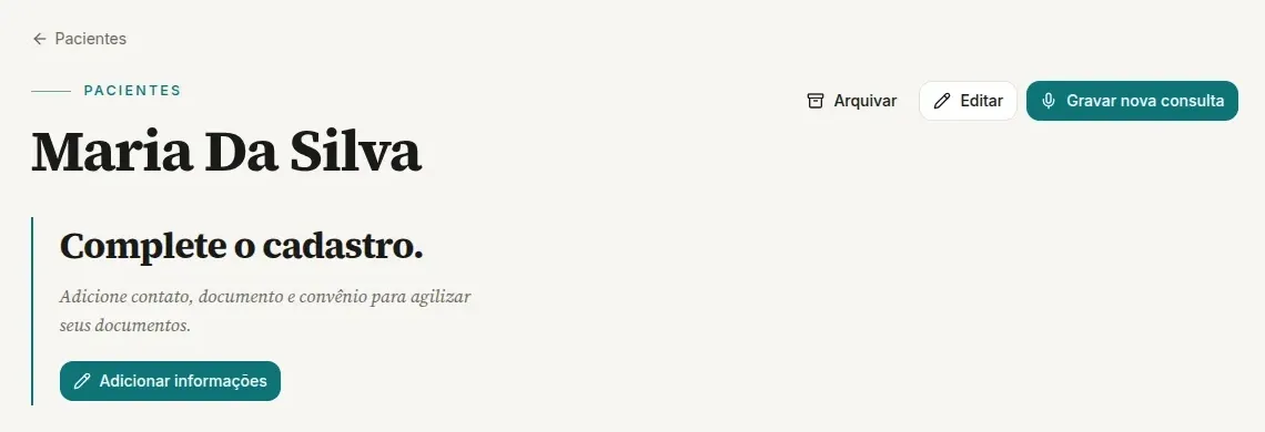 Alto da ficha de Maria Da Silva no computador, com os botões Arquivar, Editar e Gravar nova consulta à direita do nome e o aviso Complete o cadastro, com o botão Adicionar informações