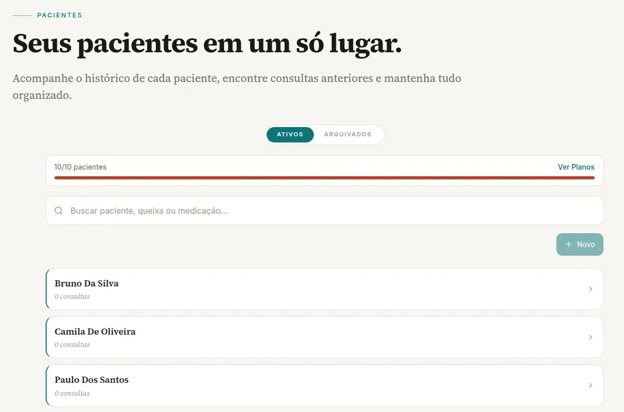 Página Pacientes no computador com 10/10 pacientes, a barra vermelha, o link Ver Planos à direita, o botão Novo desativado e os cartões de Bruno Da Silva, Camila De Oliveira e Paulo Dos Santos