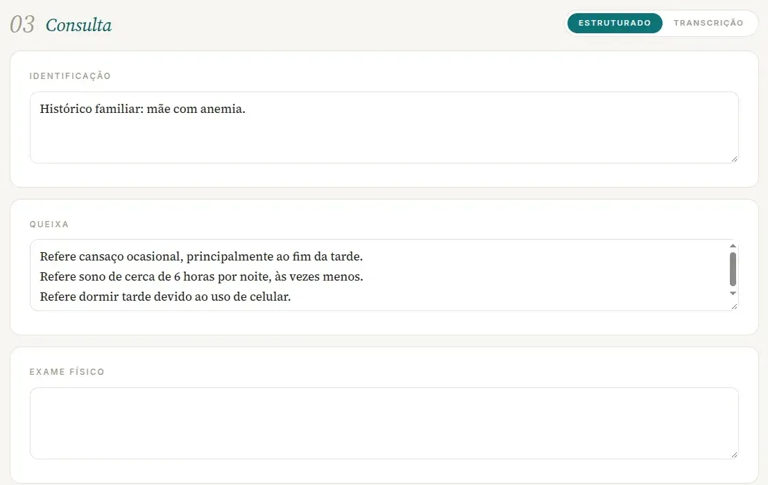Seção Consulta em edição no computador, com os campos Identificação, Queixa e Exame Físico abertos como caixas de texto