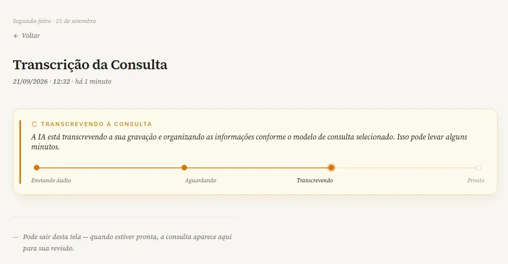 Página da consulta com o cartão Transcrevendo a consulta e as etapas Enviando áudio, Aguardando, Transcrevendo e Pronto
