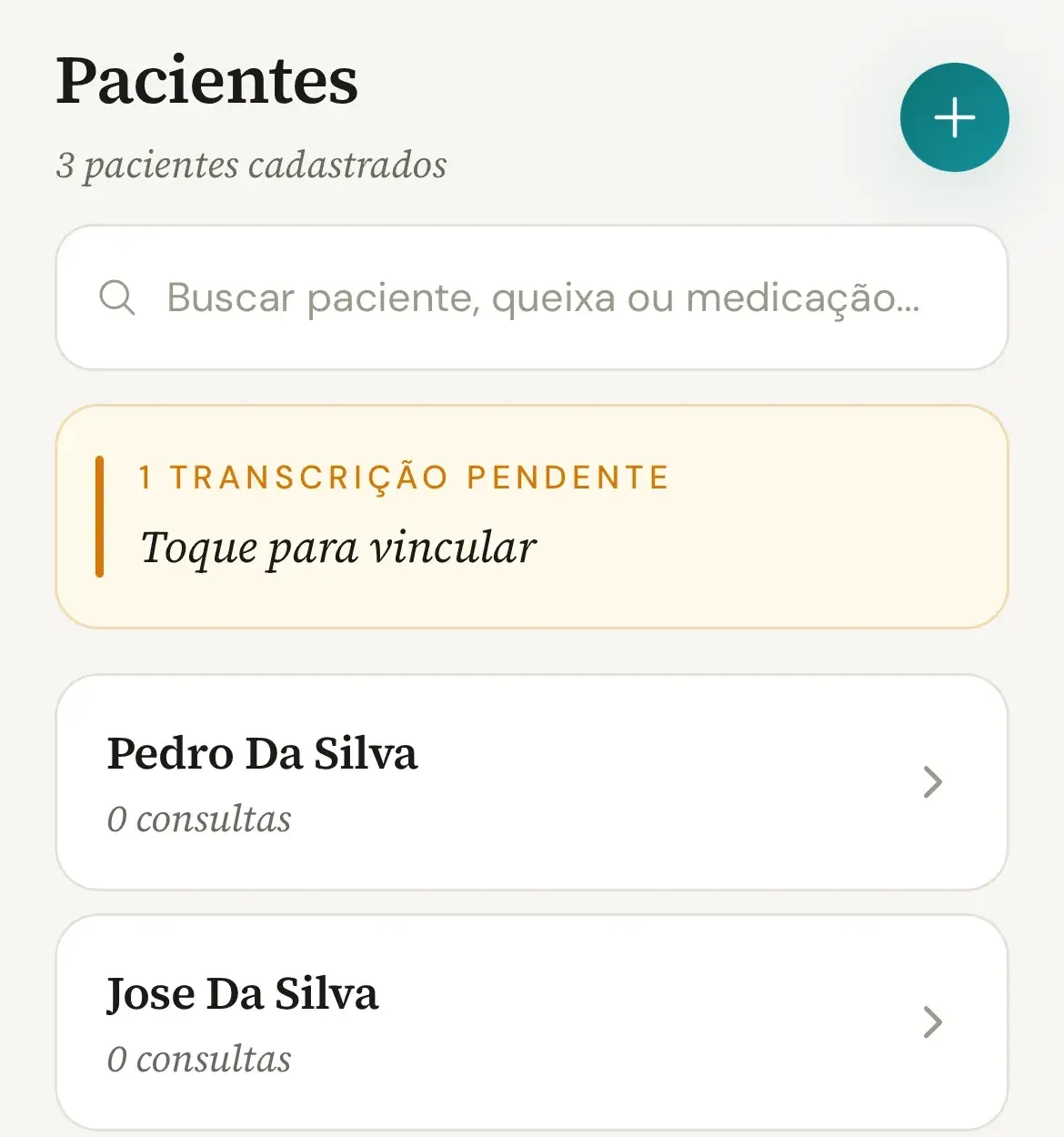 Aba Pacientes do app com o campo de busca, o aviso 1 transcrição pendente com Toque para vincular e a lista de pacientes