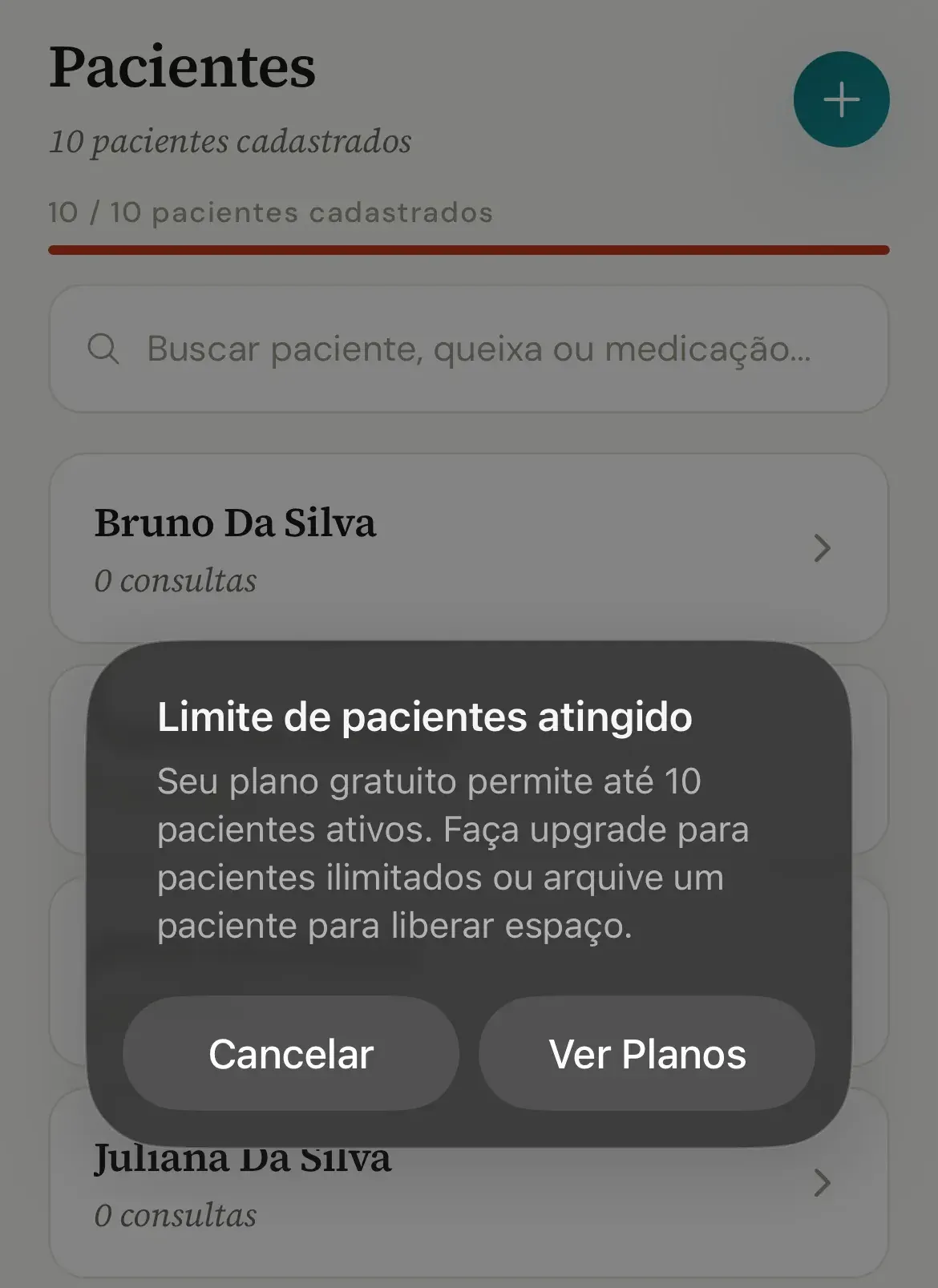 Alerta Limite de pacientes atingido no celular, com a mensagem do plano e os botões Cancelar e Ver Planos, sobre a aba Pacientes com 10 / 10 pacientes cadastrados e a barra vermelha