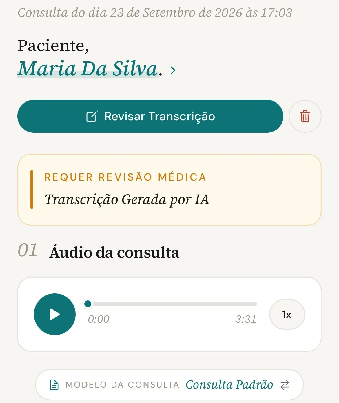 Consulta aguardando revisão no celular, com o botão Revisar Transcrição, o aviso Requer revisão médica, a seção 01 Áudio da consulta com o player e, abaixo, o chip Modelo da consulta