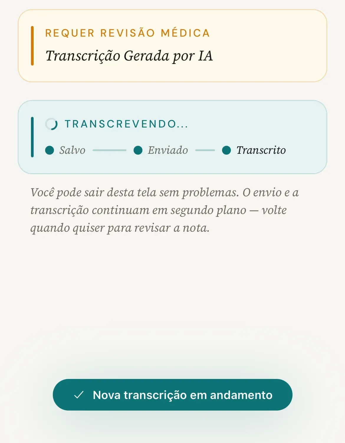 Consulta no celular logo depois de confirmar, com o aviso Requer revisão médica, o cartão Transcrevendo... com as etapas Salvo, Enviado e Transcrito e, embaixo, a mensagem Nova transcrição em andamento