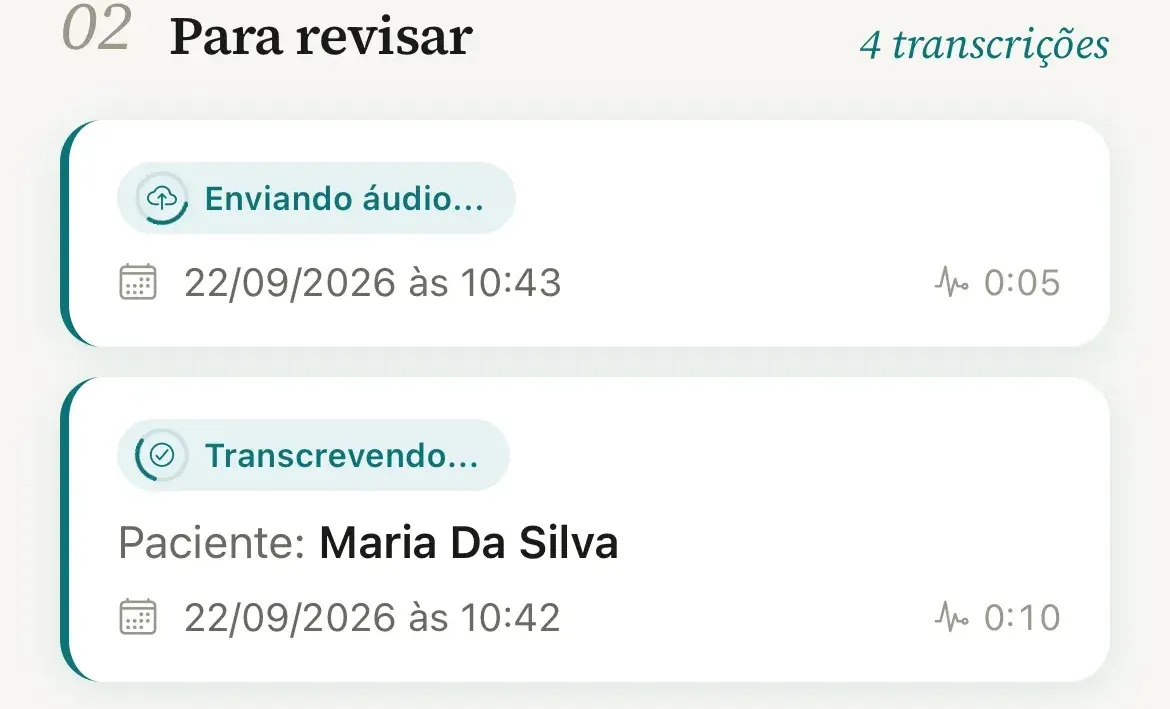 Seção Para revisar da tela inicial com um cartão em Enviando áudio... e outro em Transcrevendo..., com o(a) paciente, a data, a hora e a duração da gravação