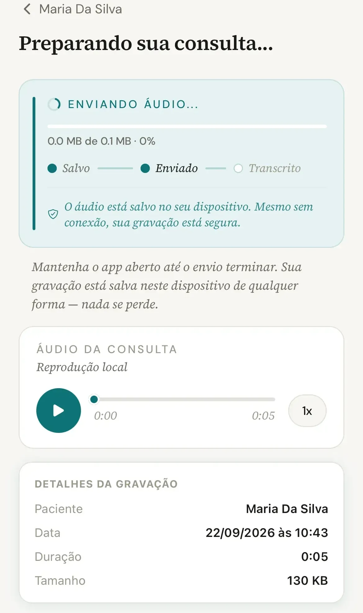 Tela Preparando sua consulta com o cartão Enviando áudio, as etapas Salvo, Enviado e Transcrito, o player Áudio da consulta em Reprodução local e os Detalhes da gravação