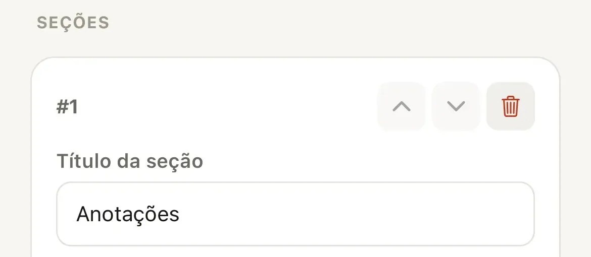 Cartão da seção 1 no editor de modelo do app, com as setas para mudar a ordem, a lixeira e o campo Título da seção preenchido com Anotações
