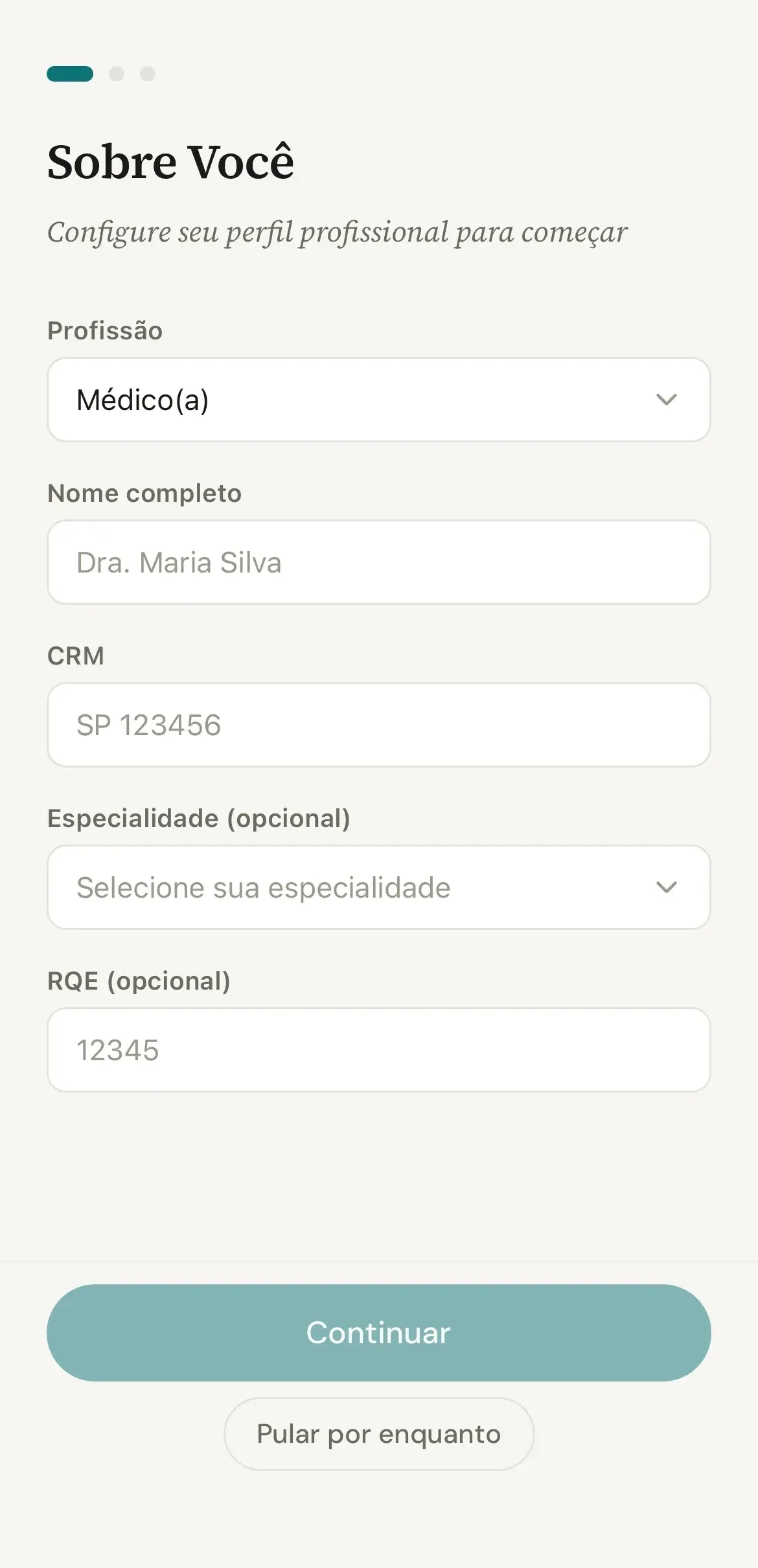 Tela Sobre Você, com os campos Profissão, Nome completo, CRM, Especialidade e RQE e os botões Continuar e Pular por enquanto